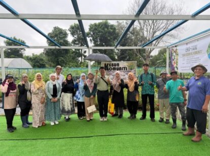 Tim pengembang UGM bersama masyarakat Kelompok Wanita Tani (KWT), Pemerintah Kelurahan, BUMKal Amarta di Desa Pendowoharjo Sleman. Foto: Humas UGM